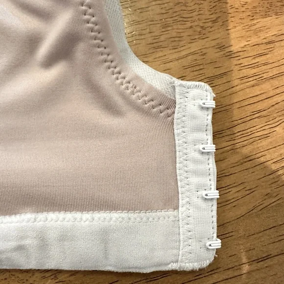 NATORI Yogi Contour Convertible Sports Bra 36 I 
EUC -  Lt Mocha/Ivory - Picture 7 of 10